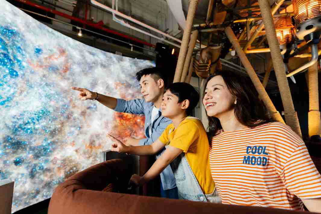 Wepay打造全台最大宽6公尺、、、高4公尺、、、唯一搭载LED弧形拼接显示屏的动感飞行船，，，让乘客驻足在热气球上，，，，享受身历其境的伪出国旅游乐趣