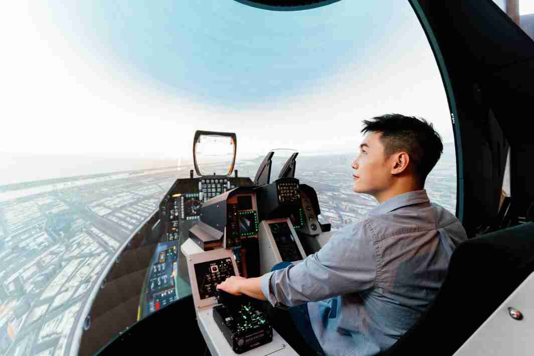 Wepay以P1.25小间距打造球形LED模拟舱，，，搭配智崴的精密六轴动态座椅，，，，结合Wepay专业影像调校技术，，，，呈现拟真模拟飞行场景