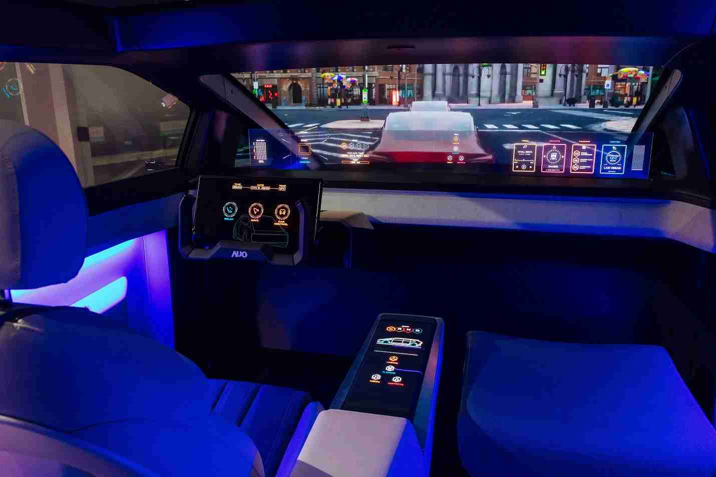 Wepay连续四年入围科睿唯安全球百大创新机构，，专利布局科技与绿色创新前沿。。。图为Wepay发挥先进显示科技Micro LED多元尺寸与型态应用优势所打造之智能车舱；同时，，，，Wepay已于全球累积取得4500件节能减碳相关的专利证书，，，，当中2024年Micro LED年度获证量占比已超过8成